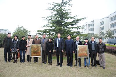 在中德友誼樹前合影（右六：韓北山（Stefan Hase-Bergen））